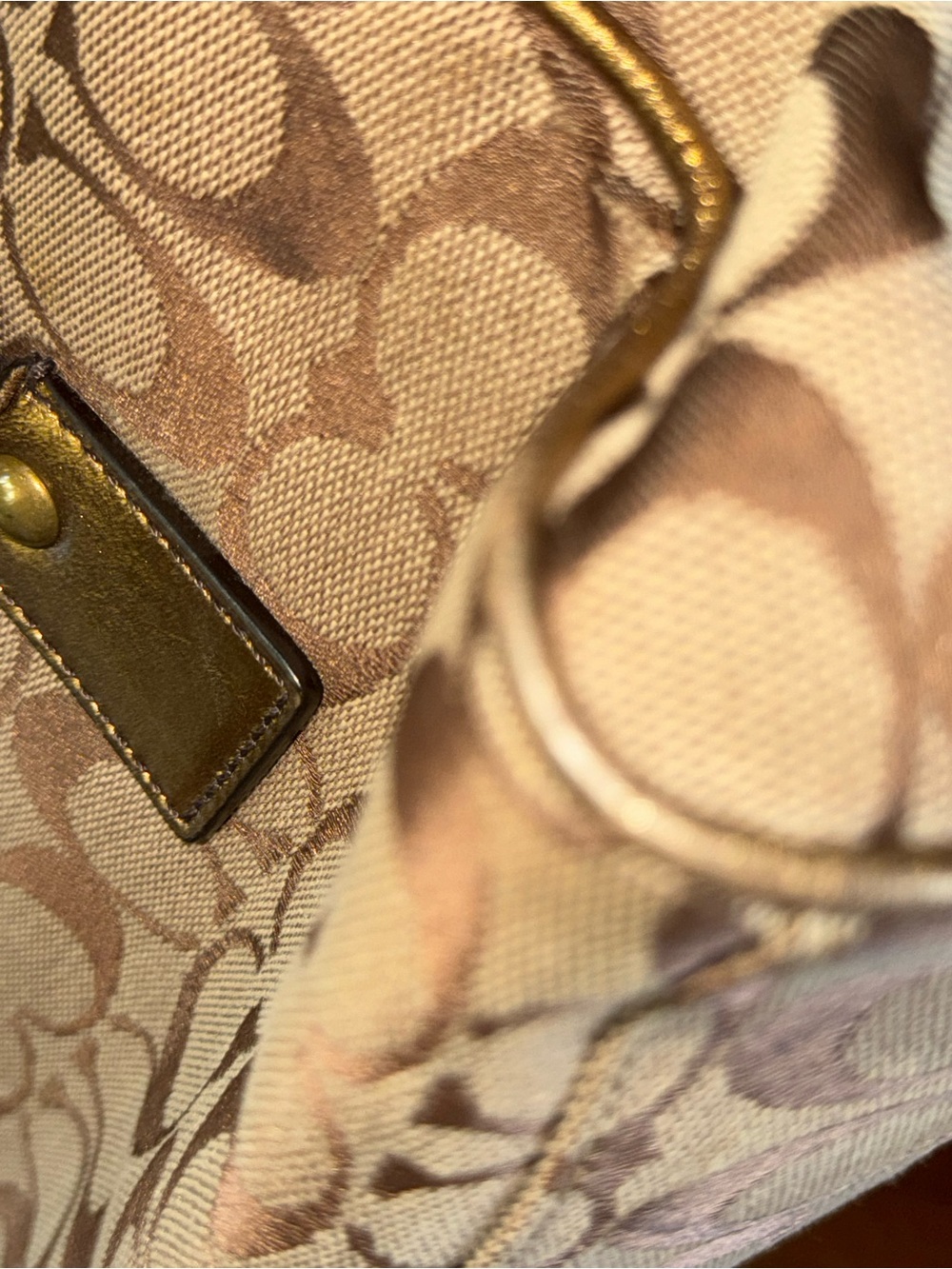 Coach Limited Edition Suede & Metallic Gold Leather Handbag
Creed K040-1498 - Picture 10 of 16
